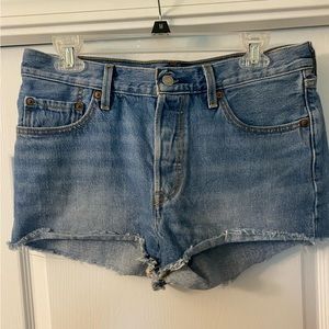 Levi’s 501 mid rise shorts w29